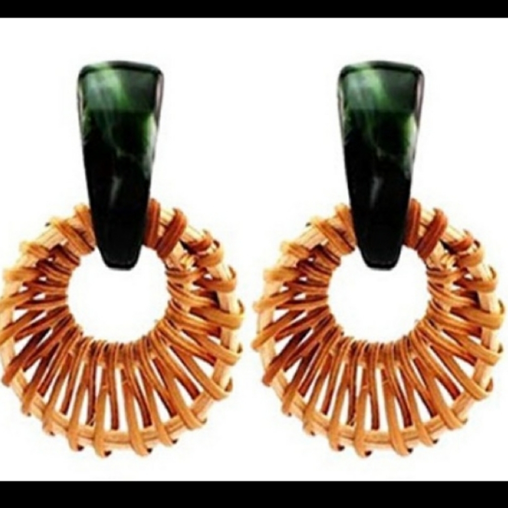 New Woven Rattan and Green Acrylic Earrings - Picture 5 of 6